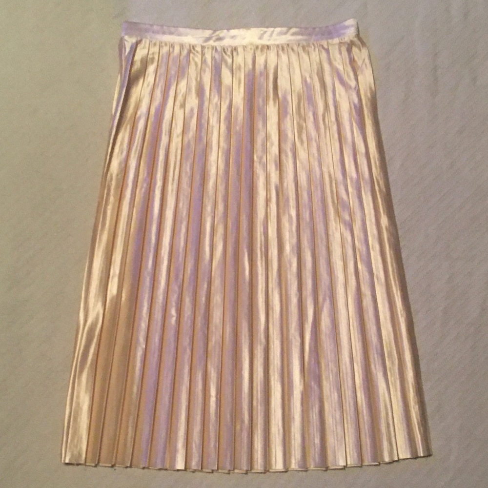Beautiful Cream Pleated Skirt - Size Medium